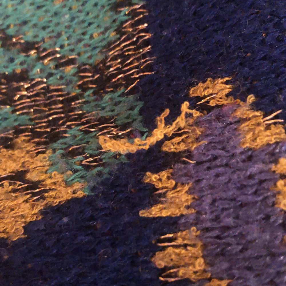 Säljer min vackra vintage stickade tröja från Fierézza pga kommer inte längre till användning.. Den är smått nopprig och har enstaka lösa trådar (se bild 3) :) Jätte snygg oversized och ”vanligt”. Gratis frakt!<3obs den är mörkblå inte svart). Tröjor & Koftor.