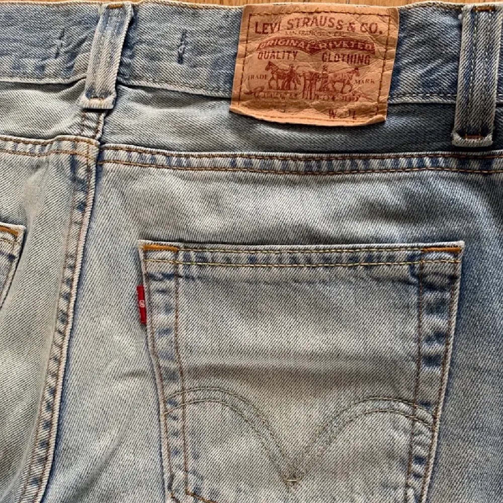 Sååå jäkla snygga vintage Levis jeans som jag köpte här på plick men som är för stora i midjan för mig :((((( storlek 30 i midjan och längd 32❤️ (jag är ca 163) lånad bild och hon på bilden är 165. Köpte för 1500kr. Jeans & Byxor.