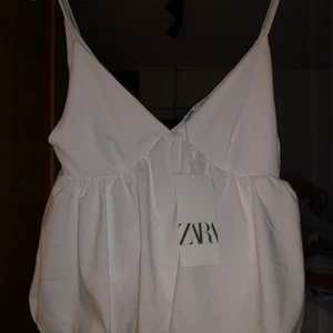 Vitt linne Zara - Säljer mitt fina oanvända linne ifrån Zara som är helt slutsålt och ej i lager hos zara. Org 229kr sen sommarn 2020. Inte använd då jag inte tyckte jag passa i modellen eller köp DIREKT för 200kr !OBS! sista bild är lånad från annan här på plick! 