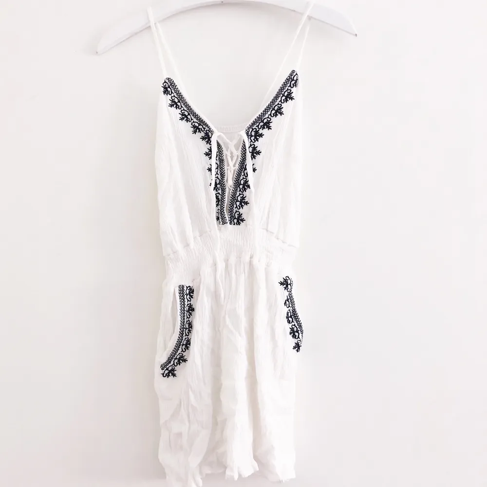 Härlig somrig vit klänning! Köparen står för frakt 📩 3 FÖR 100 KR PÅ MIN SIDA JUST NU! 🌟. Toppar.