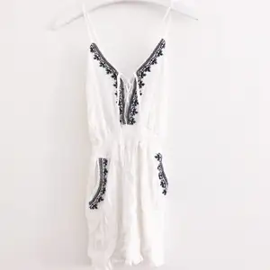 Härlig somrig vit klänning! Köparen står för frakt 📩 3 FÖR 100 KR PÅ MIN SIDA JUST NU! 🌟