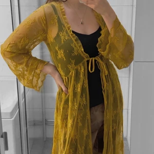 Cardigan - Jättesöt varm gul spets cardigan. Är 163 och den går över fötterna💓