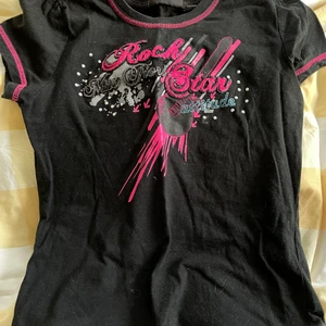 Baby tee - Passar till lågmidjade jeans