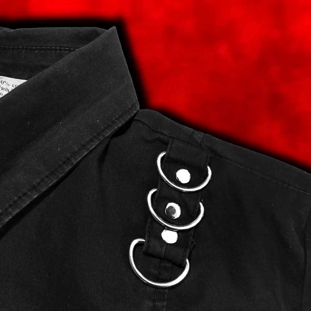 “𝑰’𝒗𝒆 𝒈𝒐𝒕 𝒕𝒉𝒊𝒔 𝒕𝒘𝒊𝒔𝒕𝒆𝒅 𝒍𝒊𝒕𝒕𝒍𝒆 𝒍𝒐𝒗𝒆 𝒇𝒐𝒓 𝒂𝒍𝒍 𝒕𝒉𝒊𝒏𝒈𝒔 𝒆𝒗𝒊𝒍.” Maffig svart alternativskjorta med D-ringar, blixtlås och tryckknappar i metall🥵⛓ I perfekt skick! ⚡️ Major modern steampunk vibez!! 🤟🏻 Strl L men snarare en M. Frakt tillkommer på 57kr 💌. Skjortor.