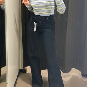 Svarta Zara Jeans  - Intressekoll!! Supersnygga jeans från Zara, endast använda 1 gång. Formar kroppen så snyggt! Ej avklippta!! Kan klippas till önskad längd eller låtas vara som de är nu! Buda + 79 kr frakt. 