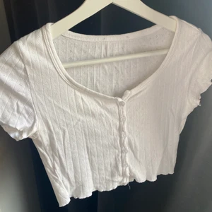 Vit topp - Vit topp som inte kommer till användning! Fint skick och använd kanske 1-2 gånger.