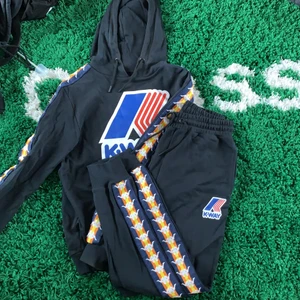 Kappa x Kway set - Tröja och byxor helt set. Size M i båda. Riktigt fett. Nypris 2000kr totalt för båda. Nyskick. Säljer hela setet för 500kr