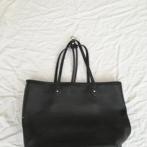 DONDONNA svart väska  - Svart väska i bra skick. Fick den begagnad så vet inte hur gammal den är. Frakten är inkluderad i priset. 