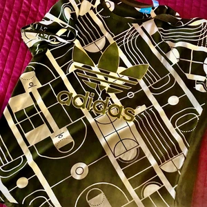 Adidas T-shirt  - Inte vanligt T-shirt material, jättefin och vill egentligen inte göra mig av med den men sånt är livet ibland! Världens snyggaste tröja! 