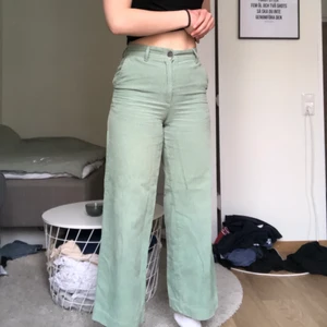 Gröna byxor från Monki - Supercoola gröna manchesterbyxor från monki. Säljer pga att dem blivit för små på mig. Skriv vid frågor eller om ni vill ha fler bilder 