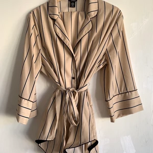 Pyjamas Lindex M - Så skön ”finpyjamas” från Lindex i storlek M. Använd två gånger då byxorna är aningen för långa för mina 163cm. Samlat mest damm i garderoben nu så den behöver ett nytt hem. Jag bjuder på frakten. 😊