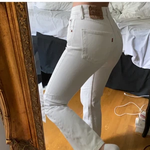 vintage levis 501  - Säljer mina vita vintage levis 501 som tyvärr blivit för små. Skulle säga att de passar w24. Frakten ligger på 79kr;) Buda!