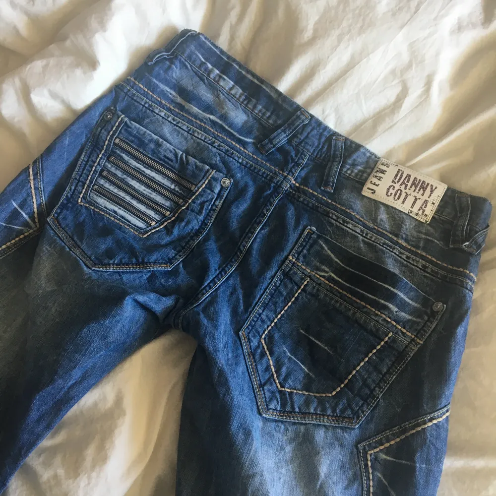 Feta jeans jag köpte för ett tag sen men aldrig kommit till användning. Storlek saknas men jag skulle gissa på M eller en stor M. Dem är i bra skick, inte trasiga eller något sånt:). Jeans & Byxor.