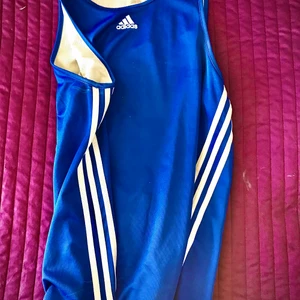 Adidas basketlinne - Helt oanvänt bara inte min stil. Helt nytt kan användas som klänning för någon som har s-m o även large. Färgen är superfin och inga skavanker. Det står large men kan i princip användas av alla beroende på hur man vill de ska sitta :)!
