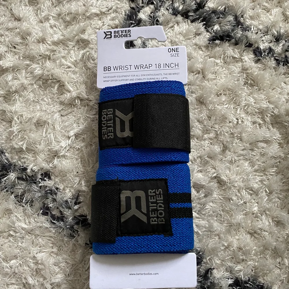 Säljer mina oanvända wrist wraps i en jättefin blå färg. Som sagt aldrig använda. Fungerar jättebra vid tyngre lyft ex marklyft! Eventuella frågor bara skicka 😇 köparen står för frakt! . Övrigt.