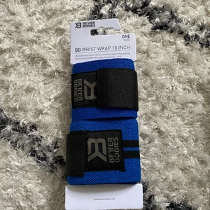 Better bodies wrist wraps - blå - Säljer mina oanvända wrist wraps i en jättefin blå färg. Som sagt aldrig använda. Fungerar jättebra vid tyngre lyft ex marklyft! Eventuella frågor bara skicka 😇 köparen står för frakt! 