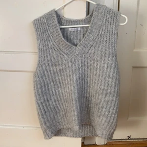 Trendig stickad vöst - En trendig snygg stickad väst. Tyvärr aldrig kommit till användning. Storlek S/M