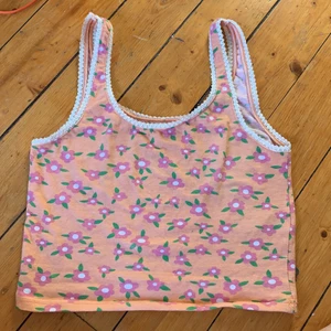 Sött sommar linne - En jättesöt sommar linne perfekt för sommaren och våren. jätte gulligt blommigt mönster. Aldrig använd så perfekt skick. Storlek xs/s💗