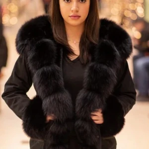 Svart parka jacka äkta päls - Svart parka jacka från garoff med äkta päls, jackan är använd fåtal gånger nästan som ny storlek S