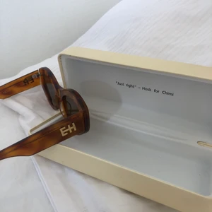 Chimi Eyewear  - Säljer mina populära & skitsnygga Chimi Eyewear x Elsa Hosk 😍 Helt slutsålda & köpta för 999kr. Sparsamt använda! Färgen är ”Just Tortoise”. Köparen står för frakt 💌 