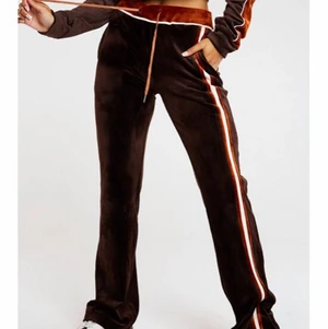 Jaded London byxor - Äkta jaded london byxor som var för långa för mig som är 158 (skulle rekommendera att vara 170cm och upp). Storleken är Uk10. Kontakta mig ifall du har några frågor.