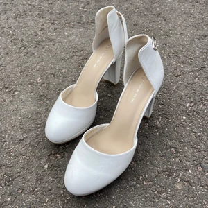 Vita Klackskor - Nya fina, oanvända klackskor som jag köpa till skolavslutningen för något år sedan, men använde dom aldrig, så säljer dom nu istället. Storlek 41, men passar perfekt som storlek 39, då dom är små i storleken. Perfekta till tex studenten. 