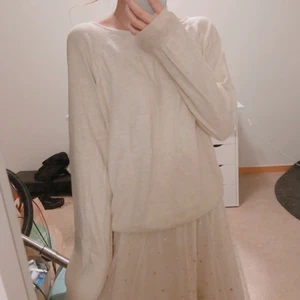 ✨ beige monki tröja ✨ - säljer en tunnare beige tröja från monki! supermjuk och fin i storlek XS! 💖