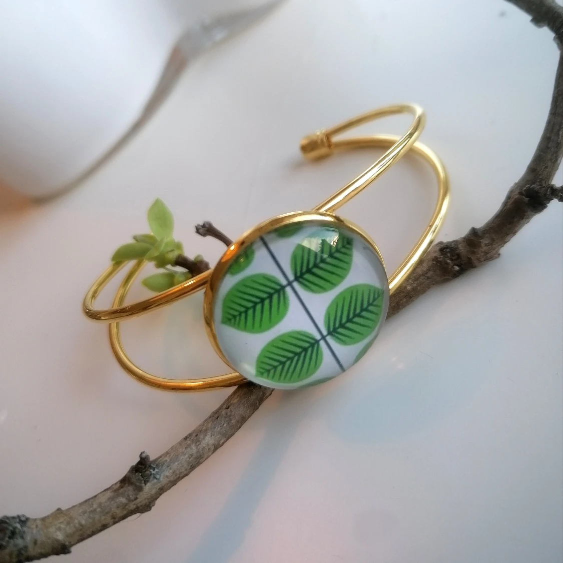 Guldfärgat armband motiv Berså