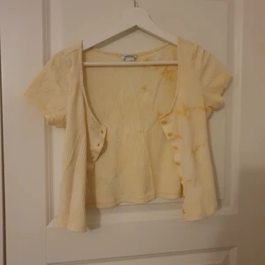Kofta från monki - Gul ljus tie dye koft-tröja från Monki. Två små fläckar (se bild 3) men syns knappt! ♡ srtl xs men passar S och M♡ köparen står för frakt (kan bli billigare en 45kr♡)
