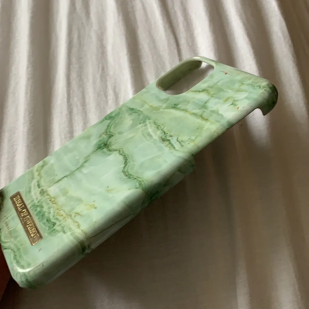 Hej! Har bytt telefon därför jag väljer att sälja skalet, sjukt snygg färg grön marmor. Använt ett par gånger. Passar iPhone 11 och Xr. . Övrigt.
