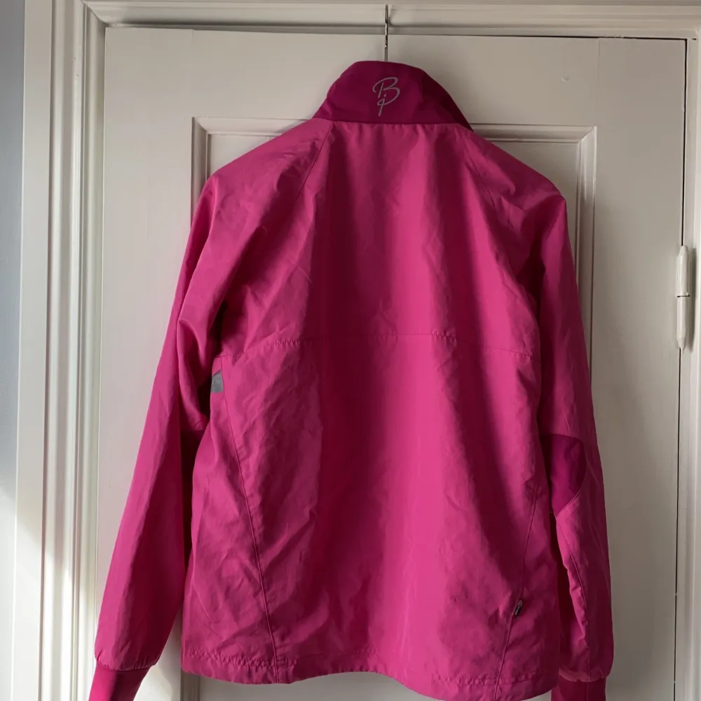 Säljer denna skitsnygga rosa vindjacka som är perfekt att ha när man är ute och springer eller på promenad. Den är i storlek 164 men passar även XS/S. . Jackor.