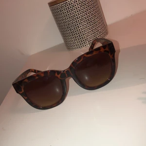 Solglasögon  - Skit snygga solglasögon som är i nyskick, inga synliga repor eller liknande. Köpta för några år sedan❤️