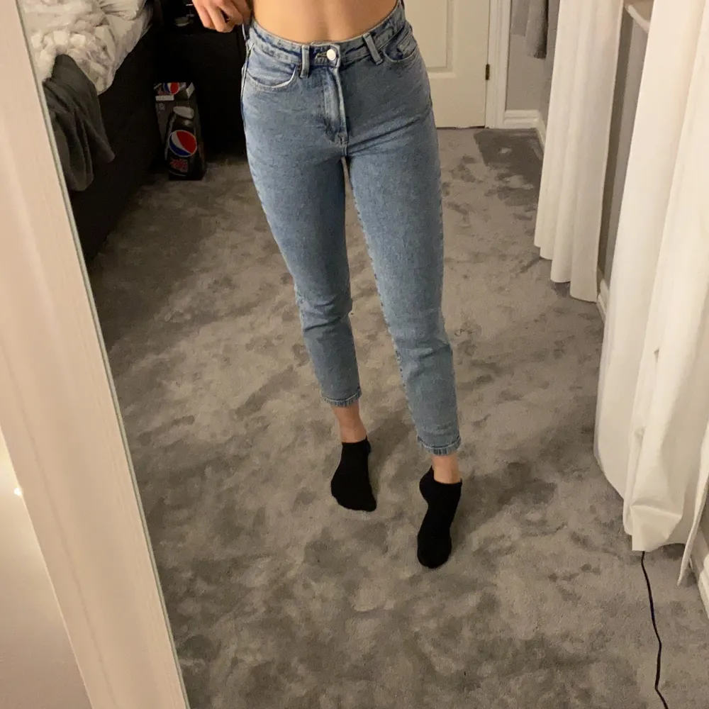 HELT OANVÄNDA Blå mom jeans från ASOS i storlek 34/36!! Jättestrechiga och sköna men säljer pga att dom är lite korta (är 174)🙃  . Jeans & Byxor.