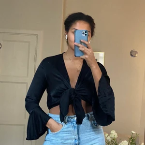 Adoore blus storlek S - Skickas endast -köparen står för frakt.  För referens är min längd 174 cm. 