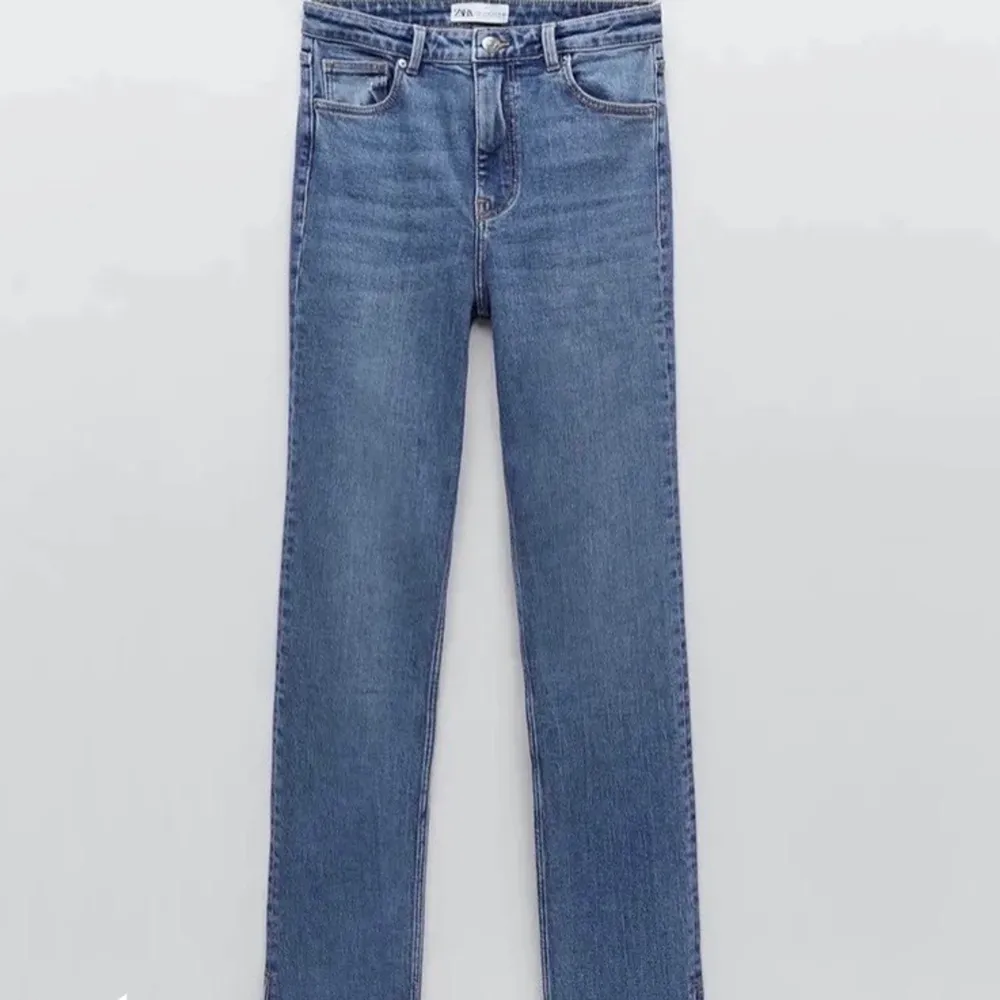 Zara jeans aldrig använda för att dom är för små för mig, det är full length, kontakta mig för fler bilder✨dom sitter inte tajt hela vägen utan dom blir lite utsvängda under knäet typ och ner. Jeans & Byxor.
