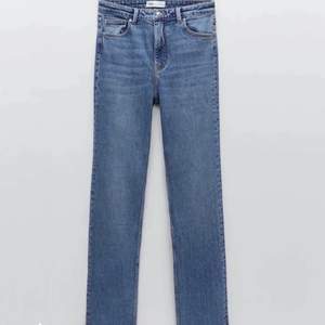 Zara jeans aldrig använda för att dom är för små för mig, det är full length, kontakta mig för fler bilder✨dom sitter inte tajt hela vägen utan dom blir lite utsvängda under knäet typ och ner