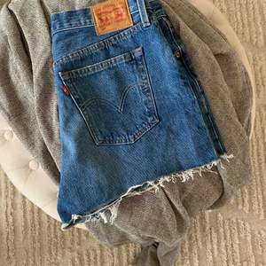 Mörkblå jeansshorts, Levis 501. Köpta i usa för ett par år sedan men passar inte mig så bra därför är dom knappt använda ☺️💕