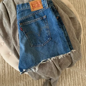 Levis shorts  - Mörkblå jeansshorts, Levis 501. Köpta i usa för ett par år sedan men passar inte mig så bra därför är dom knappt använda ☺️💕