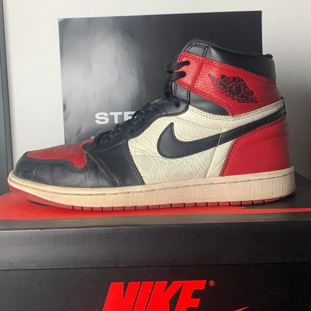 Jordan 1 Retro High Bred Toe (2018) 📏Size 11/45 EU -7/10-Worn but still in great condition! -500 US dollar/4500 Sek+Shipping -Og Box but only one pair of laces is being provided!  If you would like to purchase please send me a DM!  🌏Worldwide shipping! Price is paid via Paypal/Swish!   -Write me a message if you have any questions or offers!  #chicago #jordan1 #jordan #shoes #fashion. Skor.