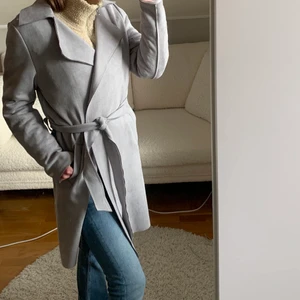 Grå kappa - Grå tunnare kappa i mockaimitation som är perfekt till våren och sommaren! Inköpt på Chelsea i Göteborg. I fint skick och är endast använd fåtal gånger!!🌸💖