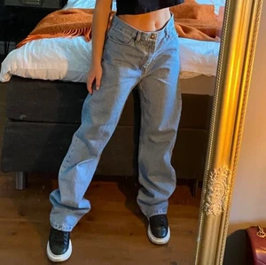 Levis jeans  - Säljer dessa as snygga Levis jeans 💘 köpt på Plick för 800 och använda mycket sparsamt! Sitter oversized på mig som brukar ha 36/38 vilket jag tycker är snyggt, men man kan säkert sy in dom i midjan ☺️ kom med förslag på bud eller köp direkt för 600 inklusive frakt 💕 BUDA MED 20 KR MELLAN 💕 Första bilden är lånad, andra bilden visar hur de sitter på mig som är ca 172 💘