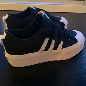 Adidas skor - Helt nya adidas, köppte för liten storlek 