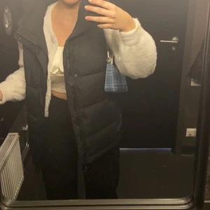 Oversized väst - Säljer min fina väst då den tyvärr inte kommer till användning. Storlek S men är oversized. Säljer för 250kr & köparen står för frakt. Kan fixa bättre bilder vid intresse💞