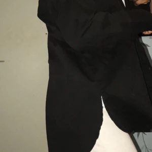 Shacket svart - Fin trendig Svart skjorta i storlek S/M, notera att den är väldigt oversized.