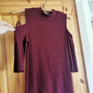 Ribbad tröja - Vinröd ribbad tröja men "hål" på axlarna och en liten krage 