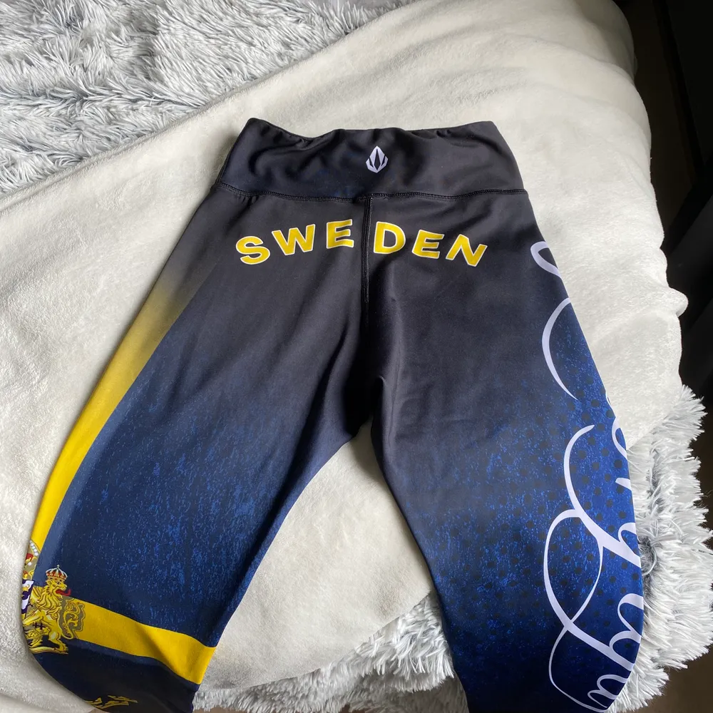 Tights med Sverige mönster. Använda någon gång så dem är i nytt skick. . Jeans & Byxor.