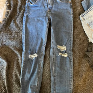 Slitna jeans - Supersnygga slitna jeans som sitter asbra! 