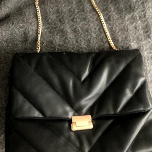 Jätte fin väska från Zara - Svart fake läder väska, stor och rymlig med guldiga detaljer. Jätte fint skick , köpare står för frakt