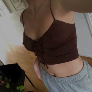 Linne - Säljer mitt supersnygga trendiga linne i nyskick endast testat🤎🤎🤎 I storlek xs men materialet är väldigt stretchigt så de passar xs-s. Mitt pris är 150 kr men är många intresserade blir det budgivning. Kan skicka men köparen står för frakten!🥰