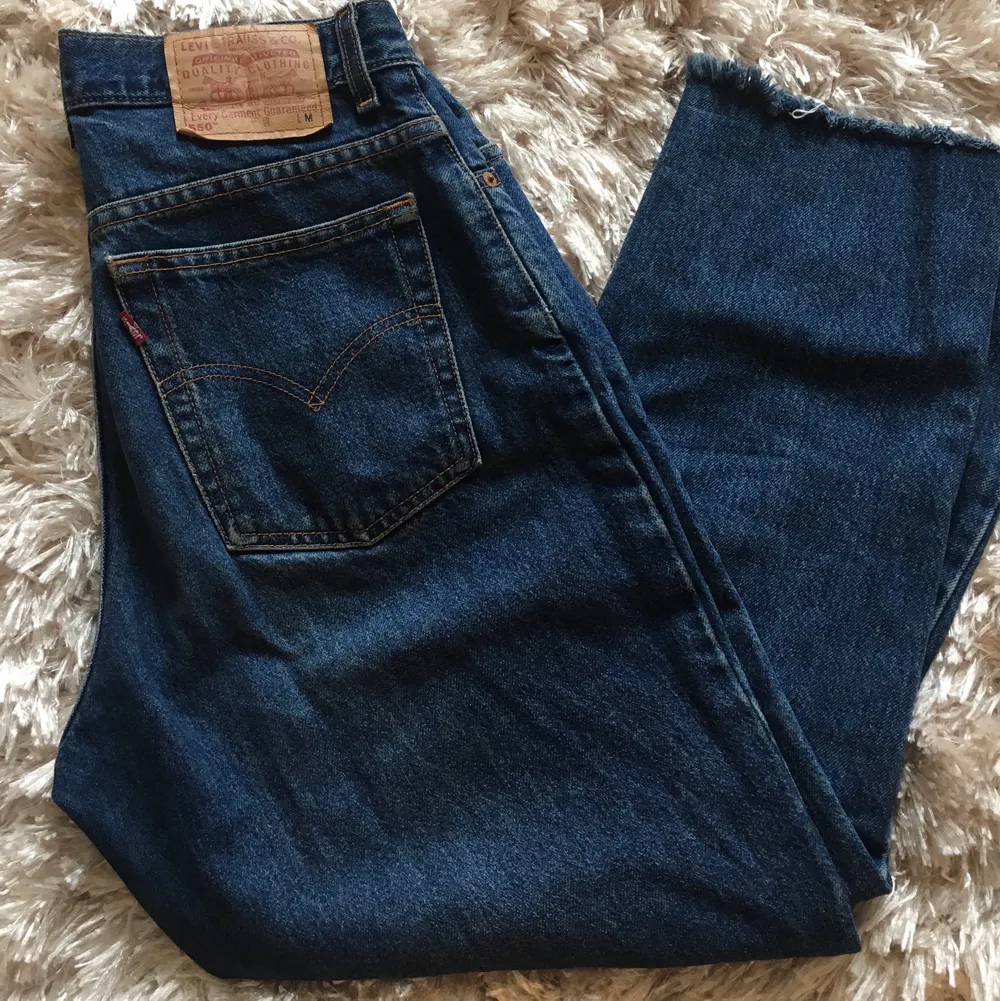 Supersköna mom jeans, avklippta nertill 💐. Jeans & Byxor.